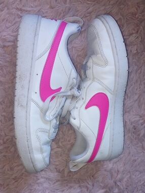 Nike Girls White Sneakers with Hot Pink Swoosh